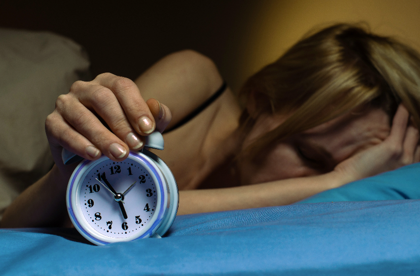 睡眠時間の理想と現実の大きな差でうつ病リスク〜「令和5年版 過労死等防止対策白書」