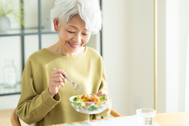エネルギー吸収効率に影響する要因を体系化　食事内容・加齢・疾患の影響をレビュー