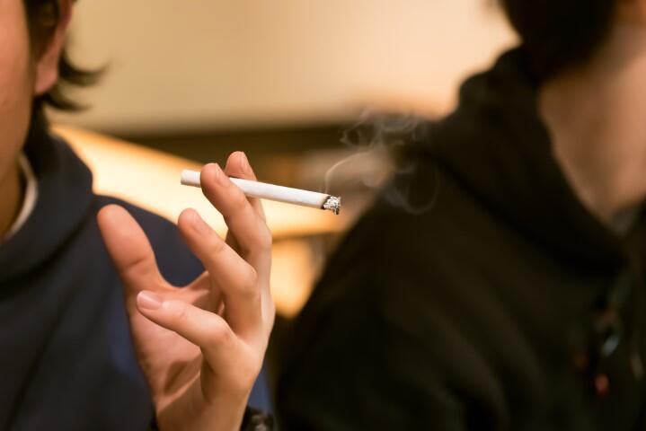 たばこの煙は「不快」8割超　「受動喫煙対策」半数が強化求める <br>―内閣府「世論調査」より―